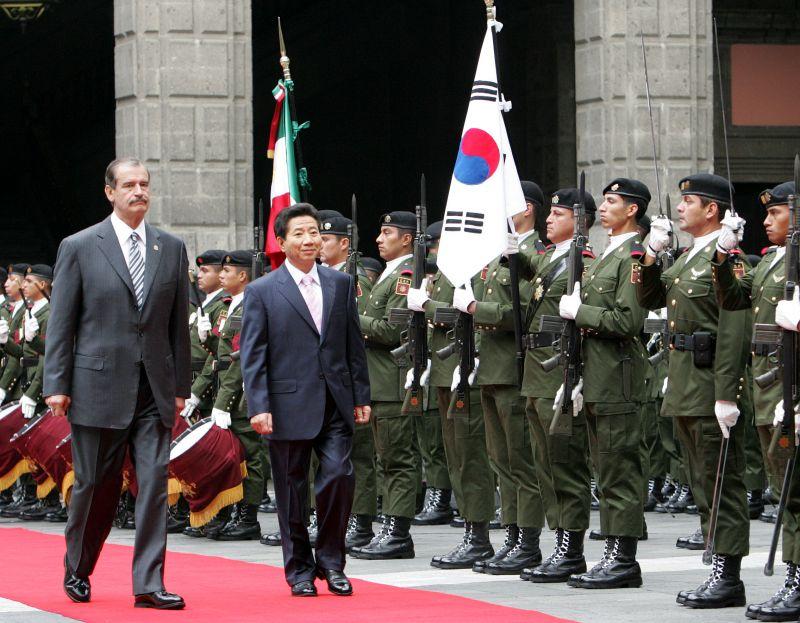 [멕시코 공식환영식에서 의장대를 사열하는 폭스 대통령과 노무현 대통령]