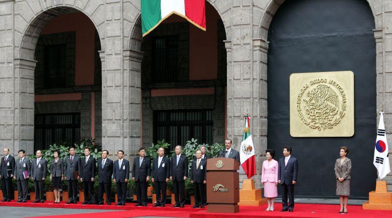 [멕시코 공식환영식에서 폭스 대통령의 환영사를 경청하는 노무현 대통령 내외]