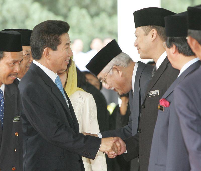 [말레이시아 국회의사당에서 열린 공식환영식에서 말레이시아 인사들과 악수하는 노무현 대통령]