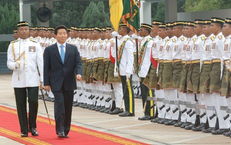 [말레이시아 국회의사당에서 열린 공식환영식에서 의장대를 사열하는 노무현 대통령]