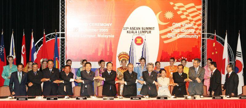 [ASEAN+3 정상회의 참석한 각국 정상들과 손을 맞잡는 노무현 대통령]