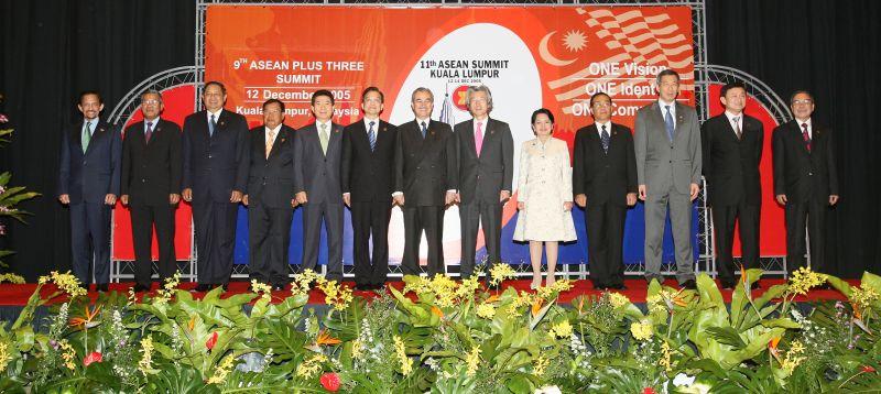 [ASEAN+3 정상회의에 참석한 각국 정상들과 기념촬영하는 노무현 대통령]