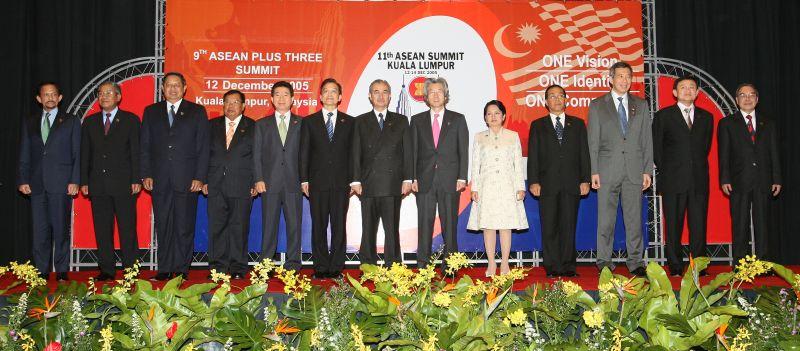 [ASEAN+3 정상회의에 참석한 각국 정상들과 기념촬영하는 노무현 대통령]