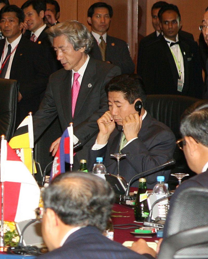 [ASEAN+3 정상회에서 회의를 준비하는 노무현 대통령]