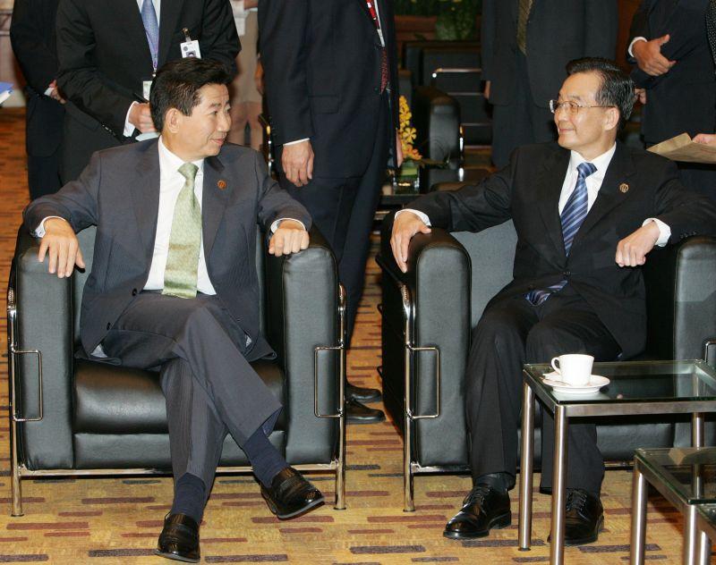 [ASEAN+3 정상회의에 앞서 원자바오 중국총리와 이야기 나누는 노무현 대통령]