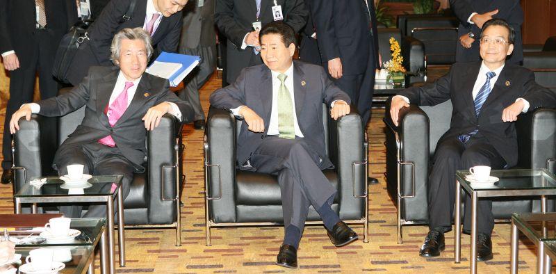 [ASEAN+3 정상회의에 앞서 고이즈미 일본총리와 이야기 나누는 노무현 대통령]