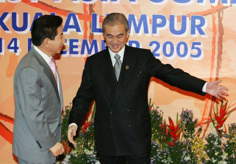 [제1차 동아시아 정상회의 개회식에서 압둘라 바다위 총리의 안내를 받는 노무현 대통령]