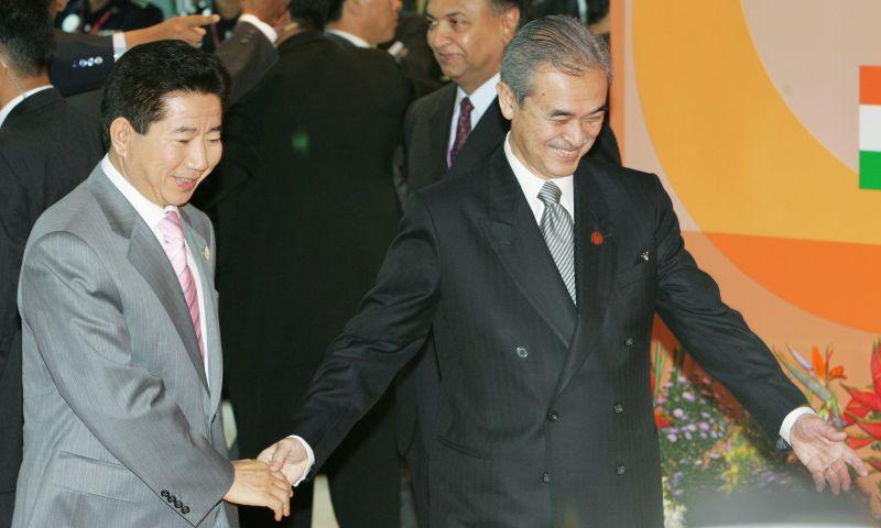 [제1차 동아시아 정상회의 개회식에서 압둘라 바다위 총리의 안내를 받는 노무현 대통령]
