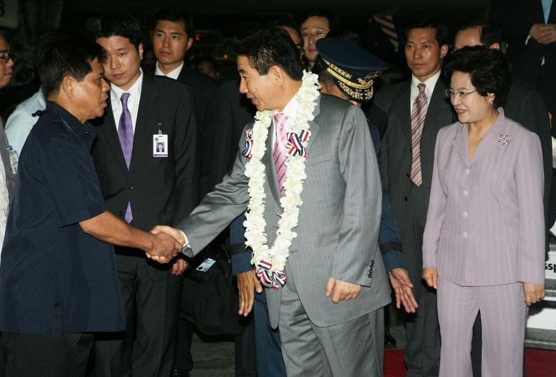 [필리핀 마닐라 니노이 아키노 국제공항에서 환영인사들과 악수하는 노무현 대통령]