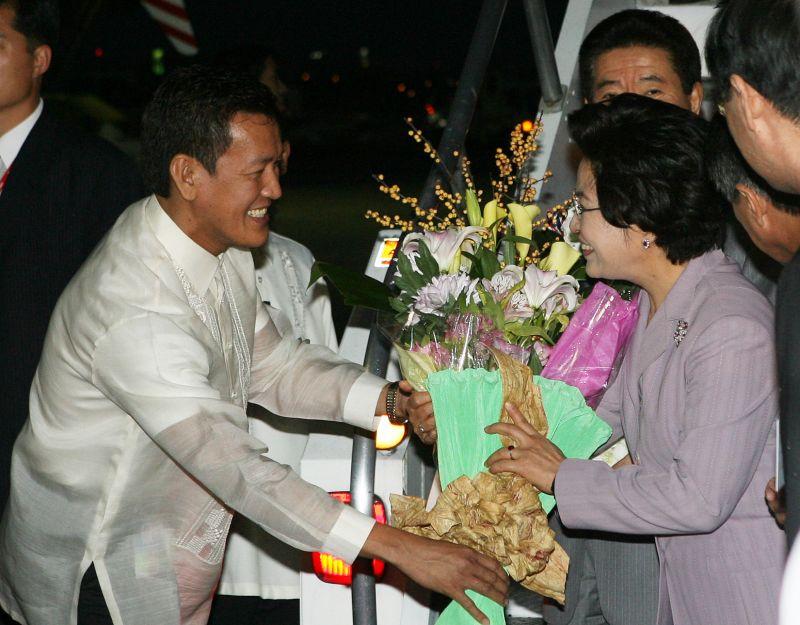 [필리핀 마닐라 니노이 아키노 국제공항에서 환영객으로부터 꽃다발을 받는 권양숙 여사]