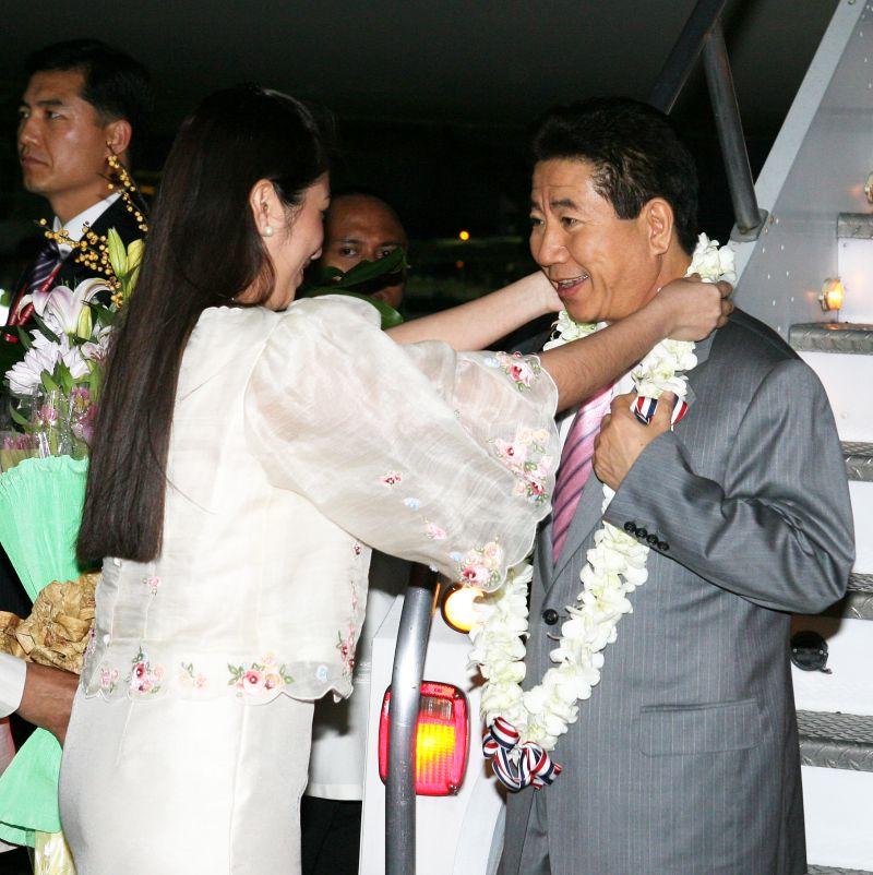 [필리핀 마닐라 니노이 아키노 국제공항에서 환영객으로부터 꽃목걸이 받는 노무현 대통령]