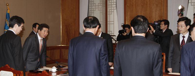 [2008년 경제점검회의를 주재하기 위해 자리에 앉는 노무현 대통령]