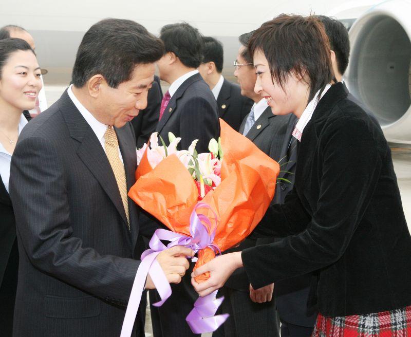 [베이징 공항에 도착해 중국 화동에게 꽃다발을 받는 노무현 대통령]