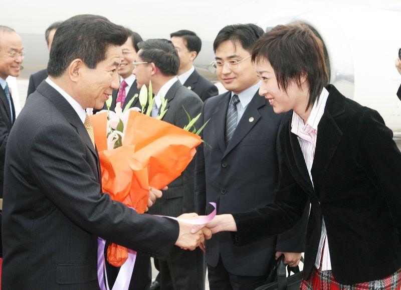 [베이징 공항에 도착해 중국 화동에게 꽃다발을 받는 노무현 대통령]