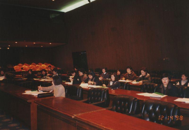 [2002년 새로운 대학입시제도 설명회에 참석한 방청객들]