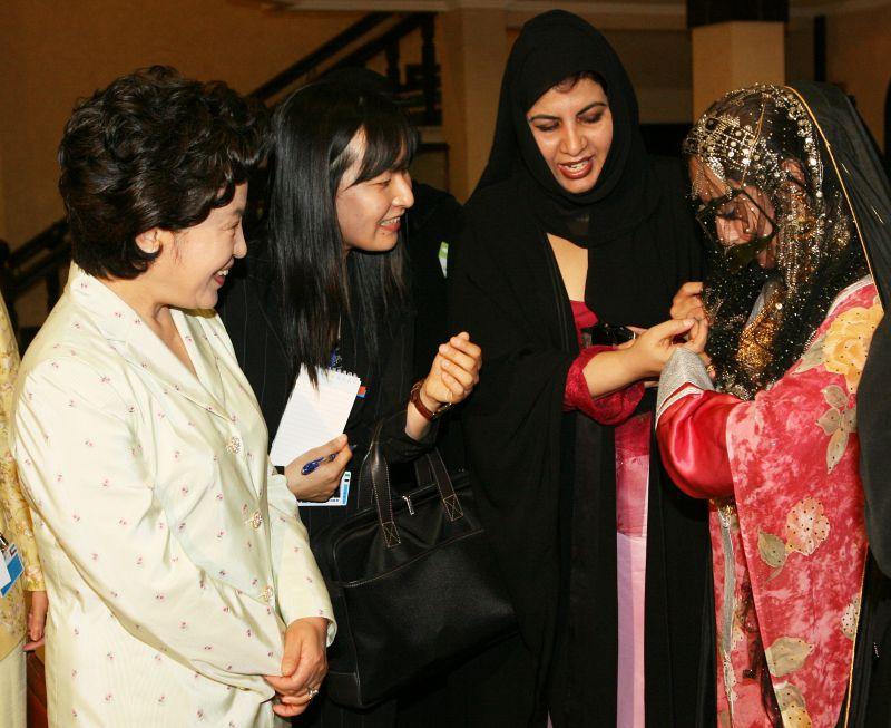 [아랍에미리트 UAE 여성 유니온을 방문해 전통복 전시실을 둘러보는 권양숙 여사]