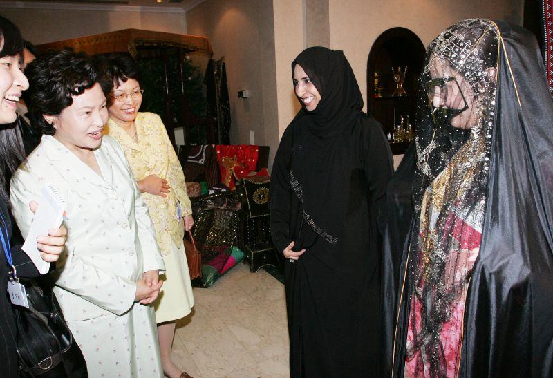 [아랍에미리트 UAE 여성 유니온을 방문해 전통복 전시실을 둘러보는 권양숙 여사]